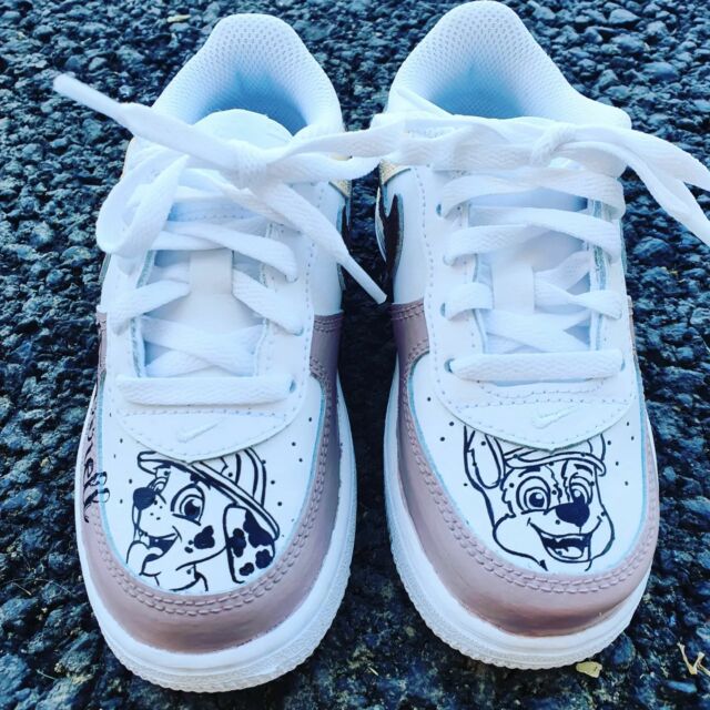 🙈 désolé sur la vidéo on entend ma pepette.

Petites air force one custom pat patrouille pour le fil de @emilie_fiorelli_officiel ❤

Possibilité de choisir son association de couleurs ainsi que son dessin 😄

#kid #kids #enfants #kidfashion #monfils #monfils💙 #mesenfants #mesenfantsmavie #mafamille #customsneakers #custom #customshoes #custombaskets #personnalisation #personnalisé #patpatrouille #pawpatrol #chase #marcus #sneakartspaint #sneakarts #sneakers #mode #basket #nike #airforce1